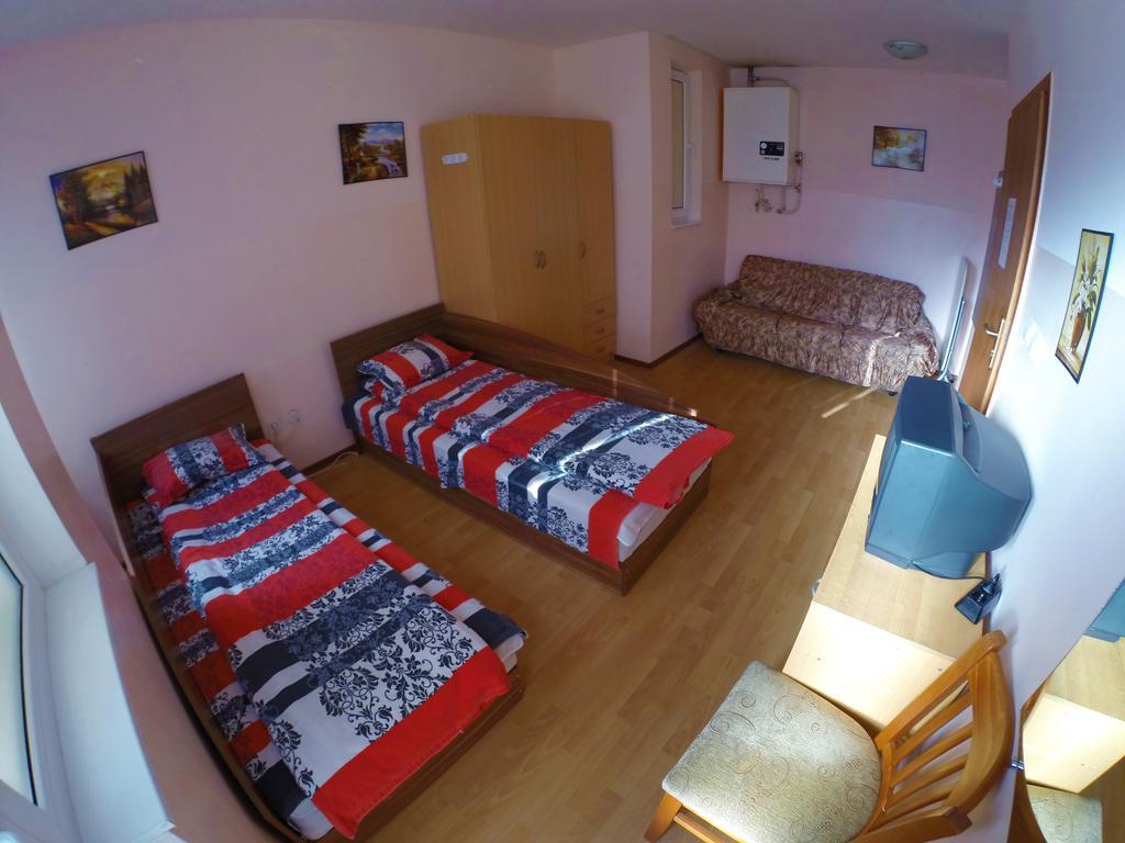 Our Home Guest Rooms เวลีคอเทอร์โนโว ภายนอก รูปภาพ